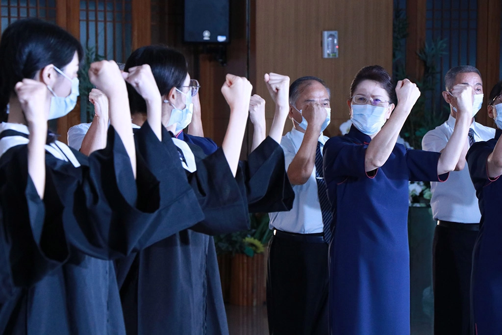 畢業生們與慈懿會共同演繹「答案」,呈現四年來慈懿會的陪伴。