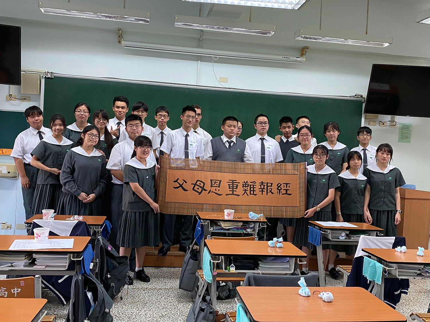 感恩父母及臺南慈中所遇到的人們帶給我六年相當平穩快樂的生活,於我而言的幸福感大。