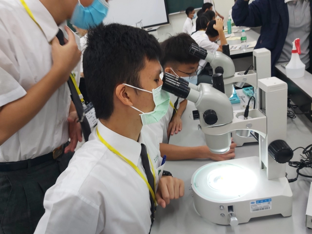 數理實驗班在科學探究的實驗課程,自主學習決定一學期的實驗目標,能訓練對設計實驗。