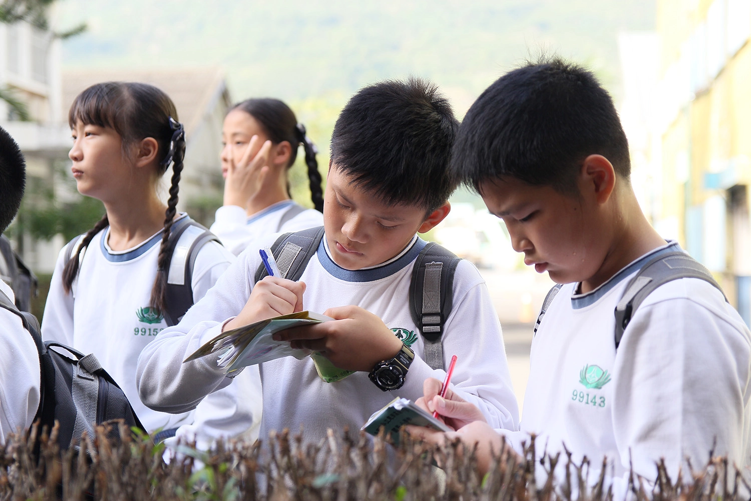 小六參加與四川韓灘慈濟小學人文交流活動,上街頭宣導環保-垃圾不落地,地球更美麗!