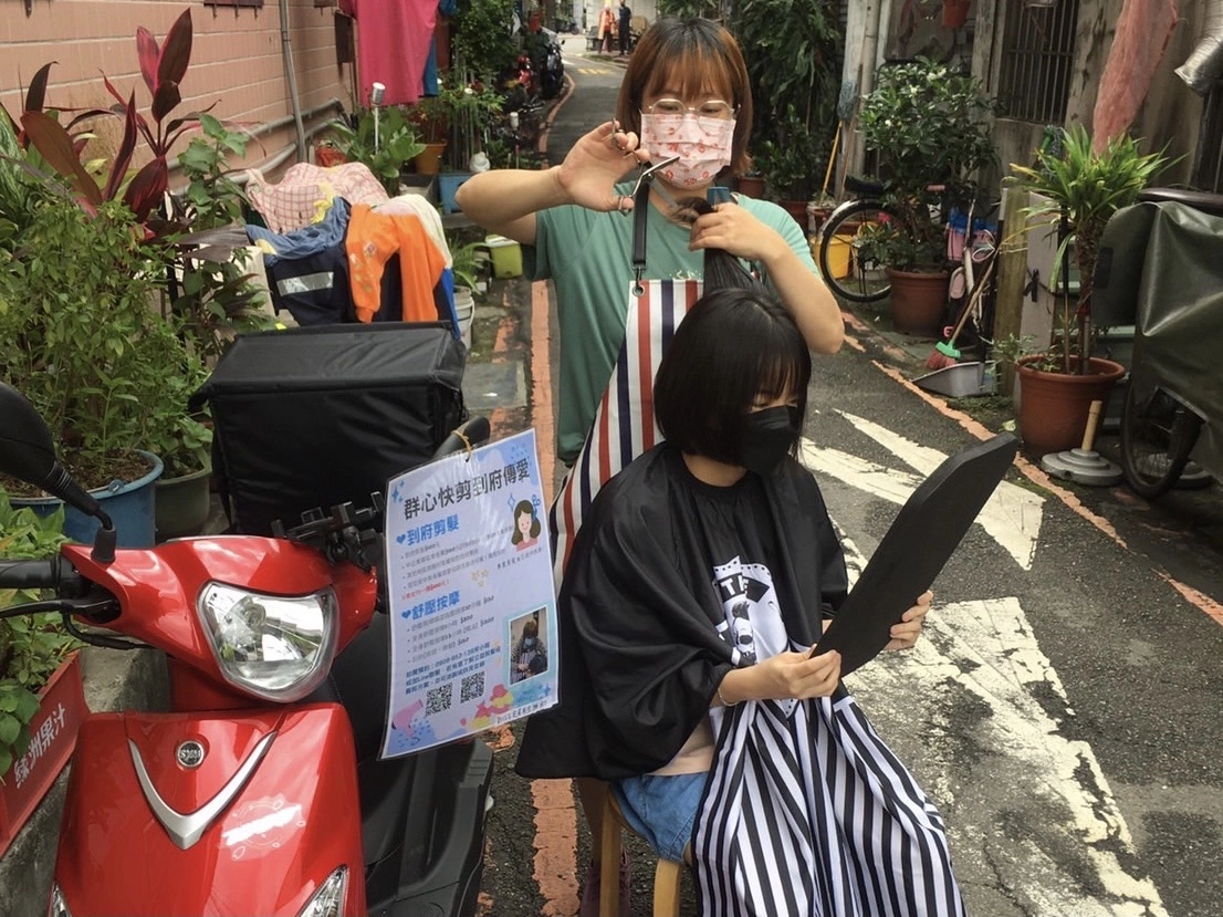 宋群說,只要有人需要,她就會騎著改良的「行動快剪車」幫人義剪。 2.宋群感恩地說,當初鼓起勇氣參加養老院義剪活動,讓她在職場上有了支撐,成為一位成功的「快手理髮師」。