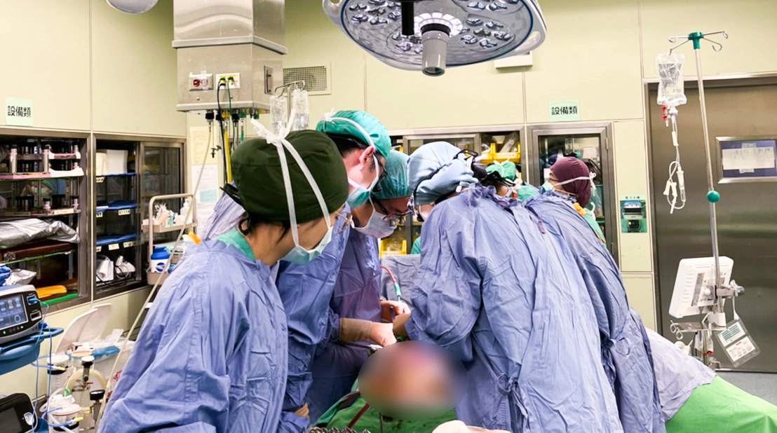 為了順利完成手術,花蓮慈院出動三位主治醫師和三位住院醫師,以及麻醉、護理、行政團隊等前後超過十五位同仁共同進行。