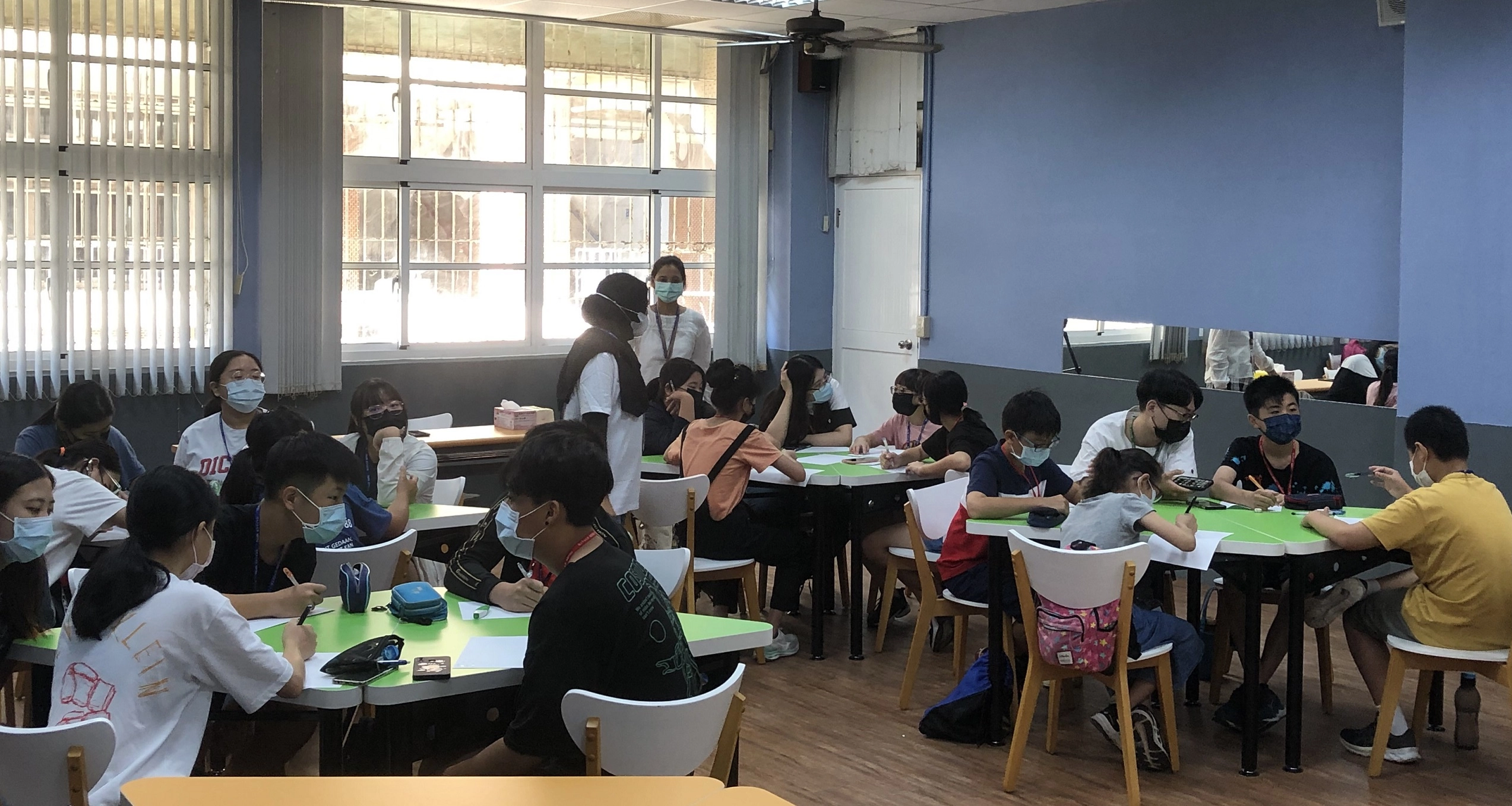 國立中山大學於旗津國中辦理雙語營隊,探討國際永續發展目標。