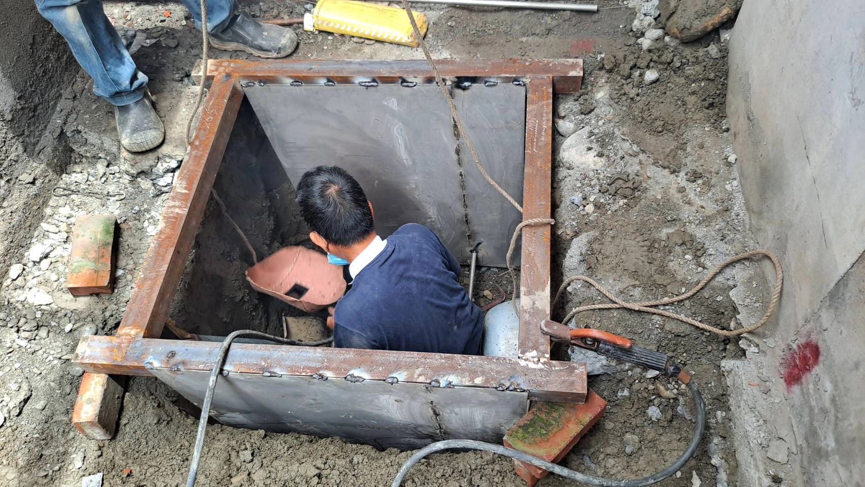 為協助改善案家生活環境,慈濟志工協助進行生活環境改善施作。