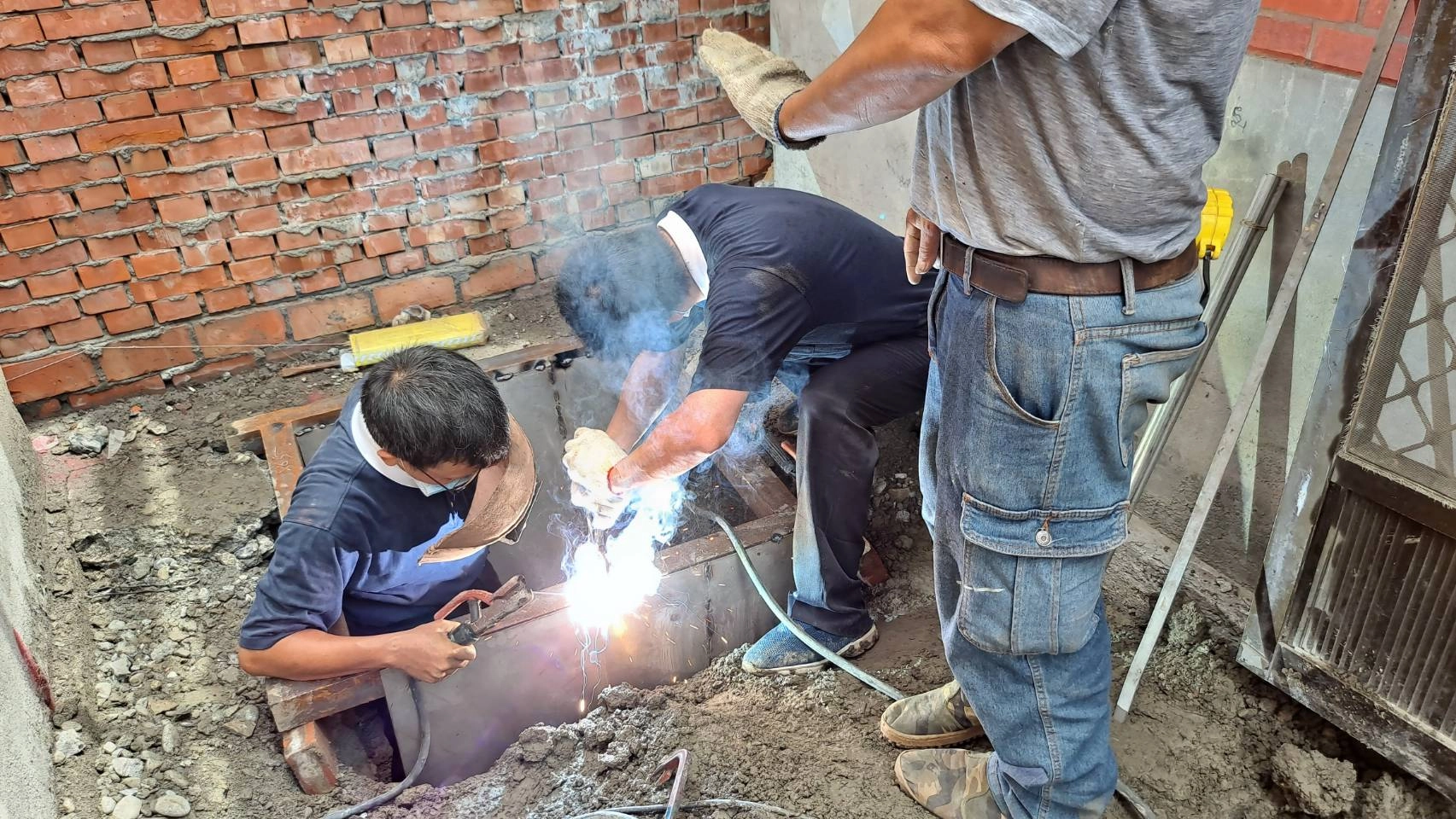 為協助改善案家生活環境,慈濟志工協助進行生活環境改善施作。