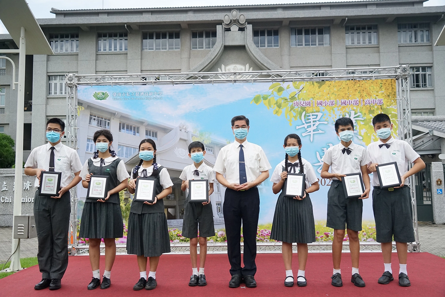 陳修岳(左一)錄國立高雄大學生命科學系,求學過程中面對家人生病,他正向勇敢的精神獲得榮譽肯定。
