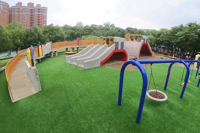 中和公園內的共融遊戲場,非常豐富有趣。