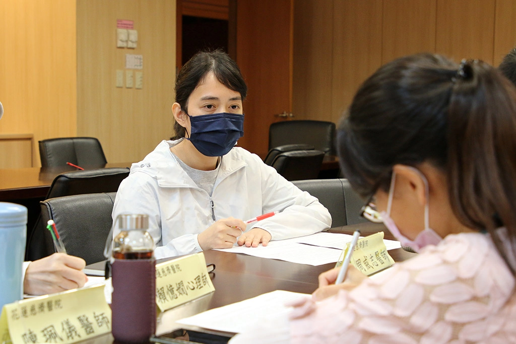 來自衛生所、醫院及學校的與會代表進行分組討論，透過經驗分享，讓醫療支持教育、教育支持孩子的健全成長。