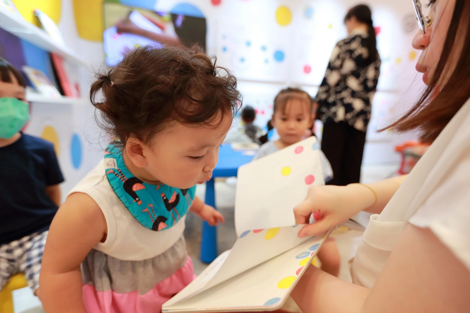 暢銷圖畫書《小黃點》作者赫威・托雷,6月26日將透過線上直播活動,帶領親子一起感受點線面遊戲的魔力和創意。(圖信誼基金會)