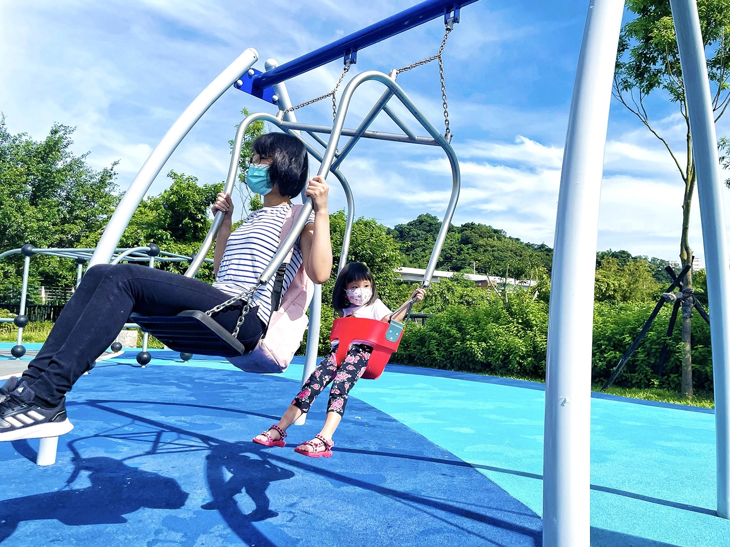 新的遊戲場安全法規頒布下,重新檢視並規劃改造原有公園設施。