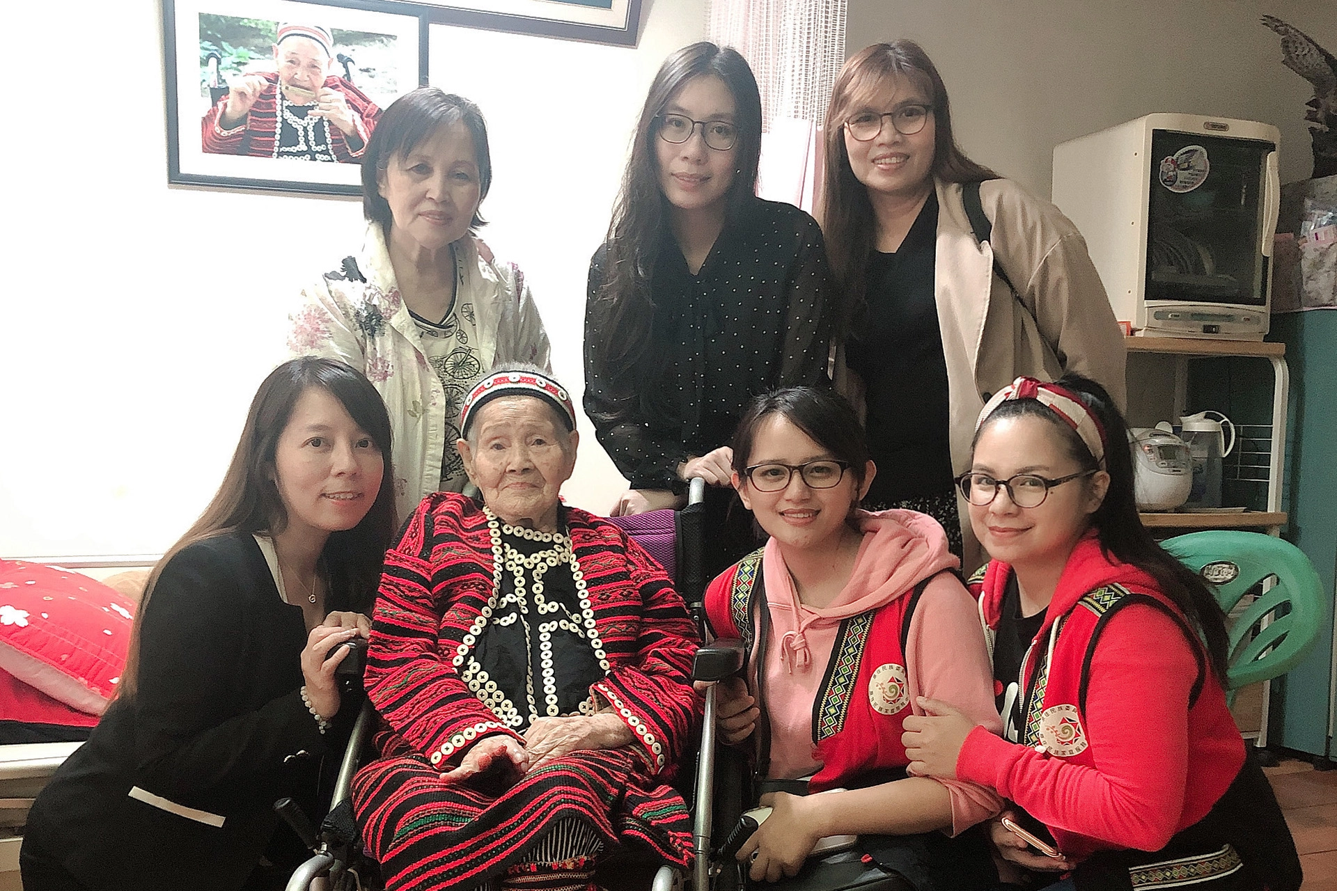 碩果僅存的文面國寶-賽德克族的卓溪鄉文面人瑞林智妹阿嬤(左二)生前盛裝傳統服飾,與前來探視的花蓮縣政府原民處科長徐采瑤(左)、林朝花(人瑞女兒)、林婉曄(原民會承辦)、湯惠珍(原民處同仁)等人合影。