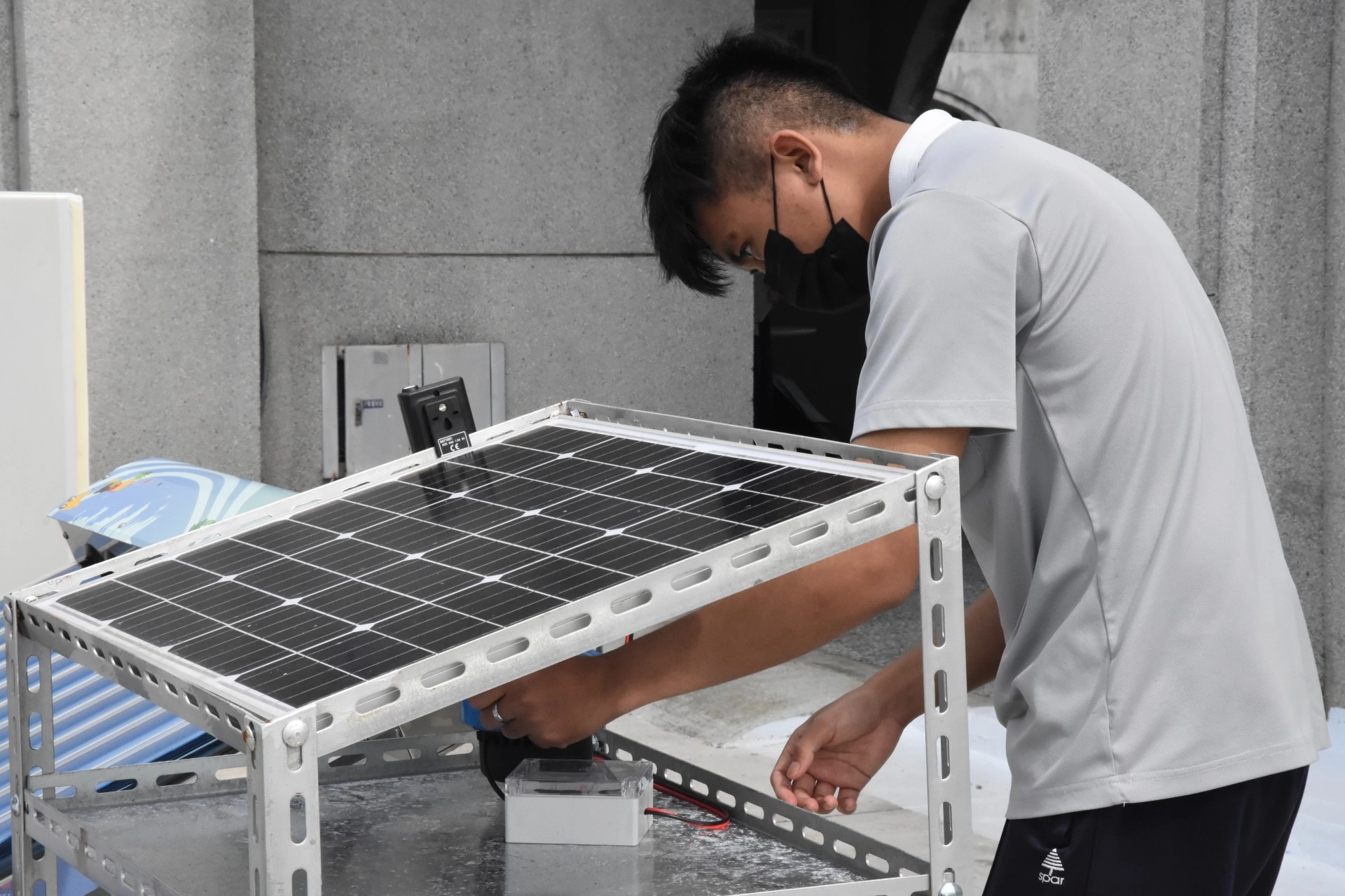 與一般太陽能發電不同,學生將太陽光熱機熱技術用於乾燥機。