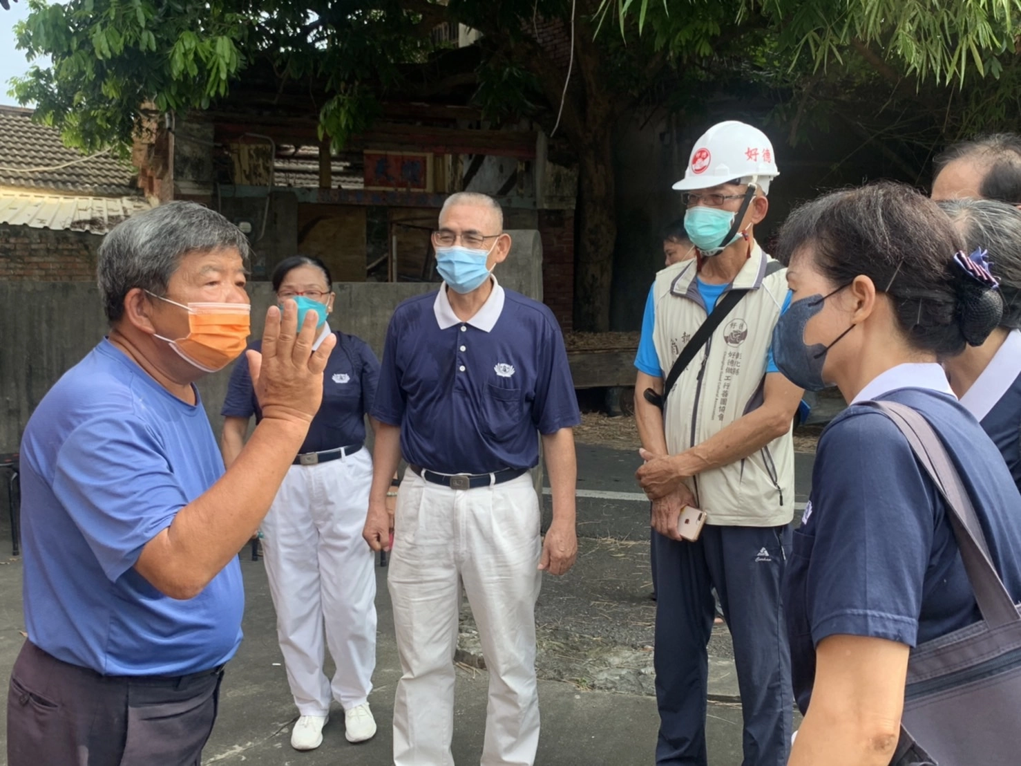 慈濟彰化和美志工持續關懷案家兄弟,並與當區里長(左一)進行討論。