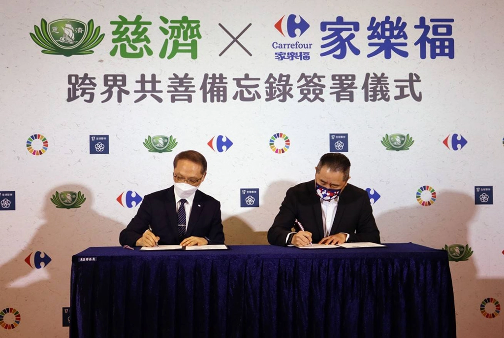 家樂福總經理王俊超(右)、慈濟慈善基金會執行長顏博文(左)互為雙方代表下,6月22日上午在慈濟臺北東區聯絡處共同合作訂定「合作備忘錄」。