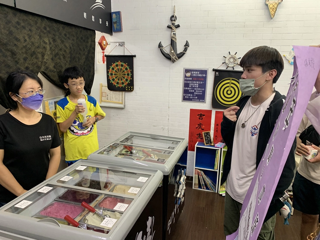 花蓮家扶釣竿青年,向民眾宣導使用環保餐具。