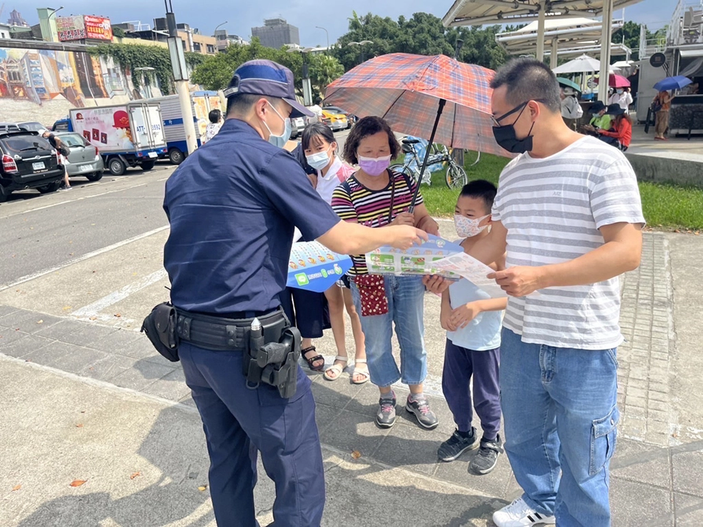 臺北市保大員警以徒步巡邏並透過自製海報圖像解說與民眾深入淺出的互動,加深民眾對跟蹤騷擾行為及求助管道的認知。