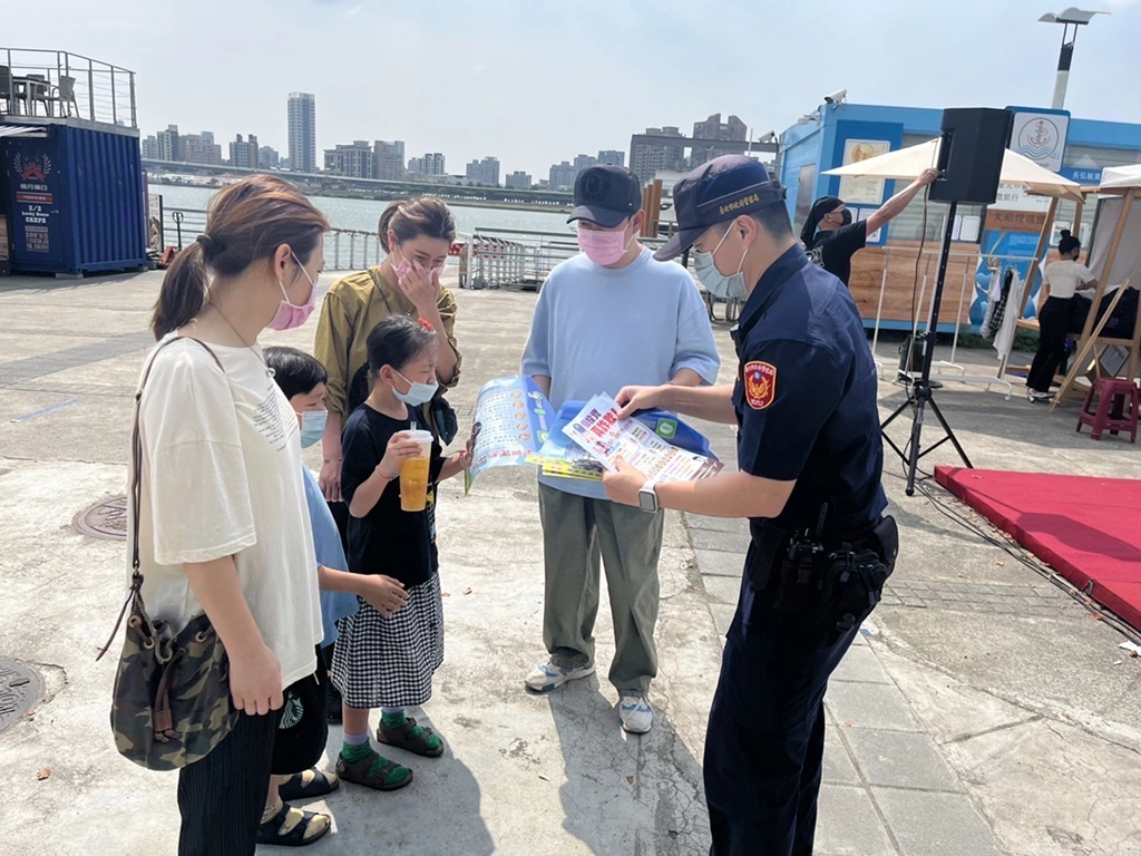 臺北市保大員警特別選在大稻埕碼頭人潮聚集處設置「機動派出所」,以手持海報標語方式向民眾宣導「跟蹤騷擾防制法」。