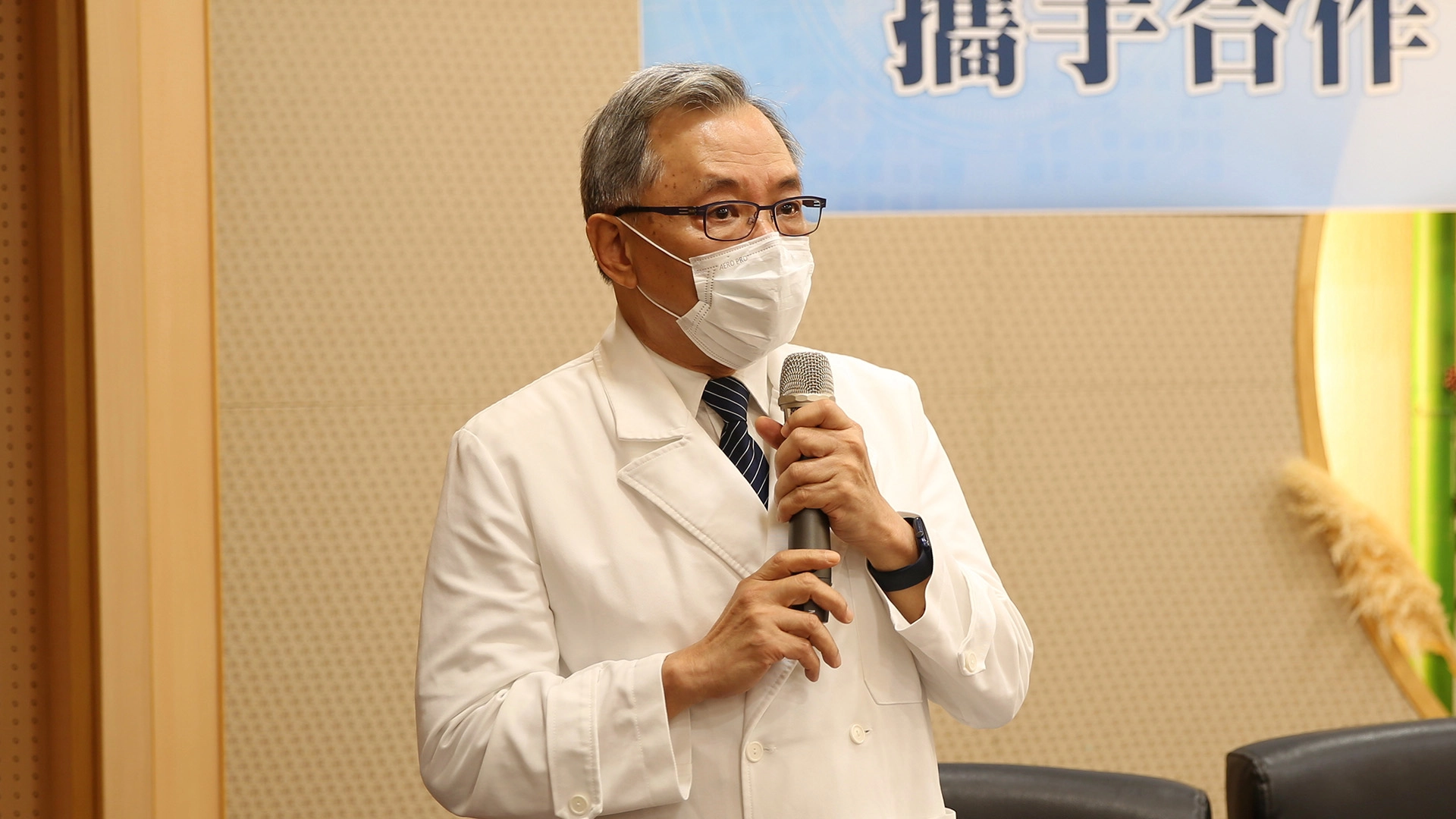 眼科研究中心主任蔡榮坤帶領團隊,提供玻璃體與視網膜下的注射技術、視覺功能性檢查和眼組織病理分析,與向榮生技攜手合作,希望能有效延緩患者的視力退化,拉長可用視力的使用時間。
