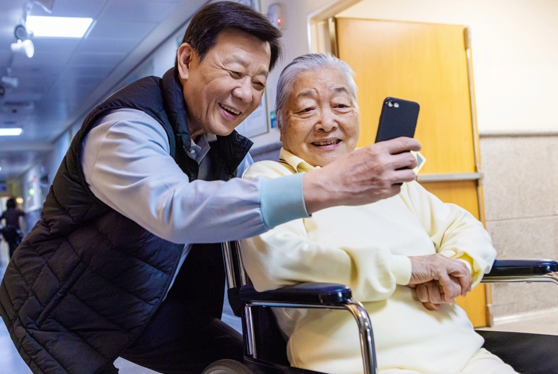 《你好,我是誰》寇世勳與劉引商飾演曹爸與曹奶奶