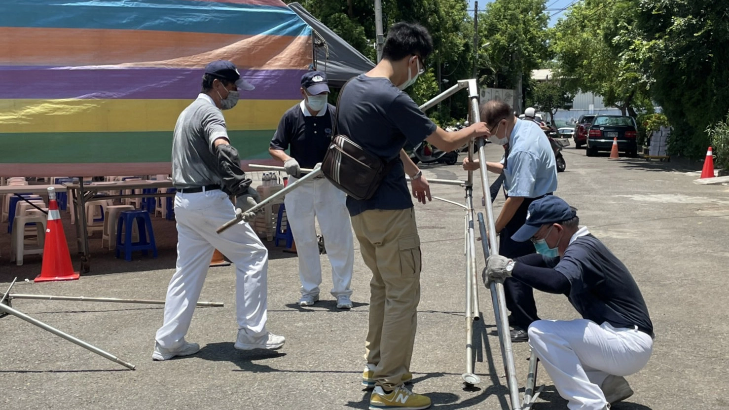 為避免疫苗施打民眾受日曬之苦,沙鹿地區慈濟志工從其他園區調來帳篷架設情形。