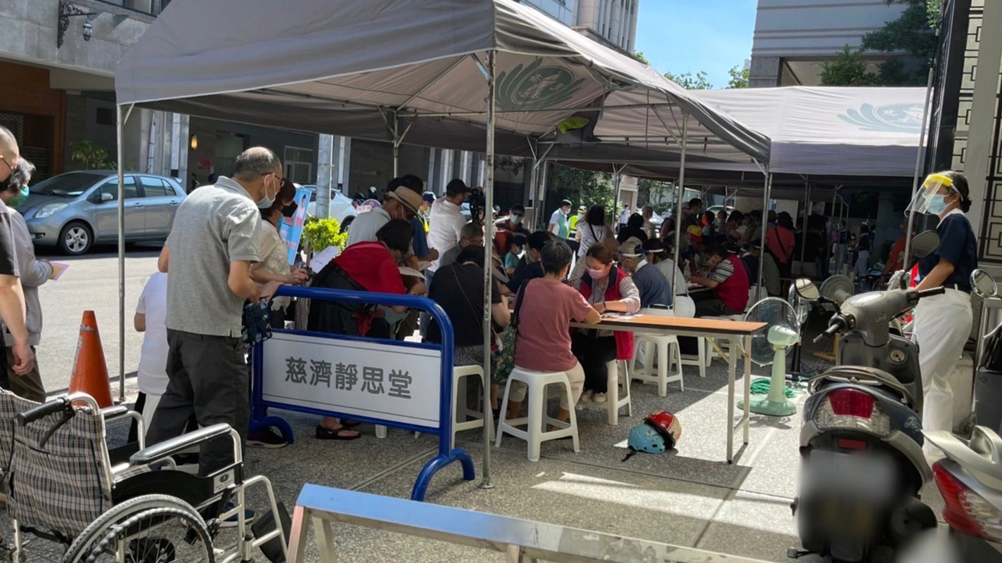 為因應炎夏中疫苗施打,慈濟各園區進行因地制宜貼心防曬措施。