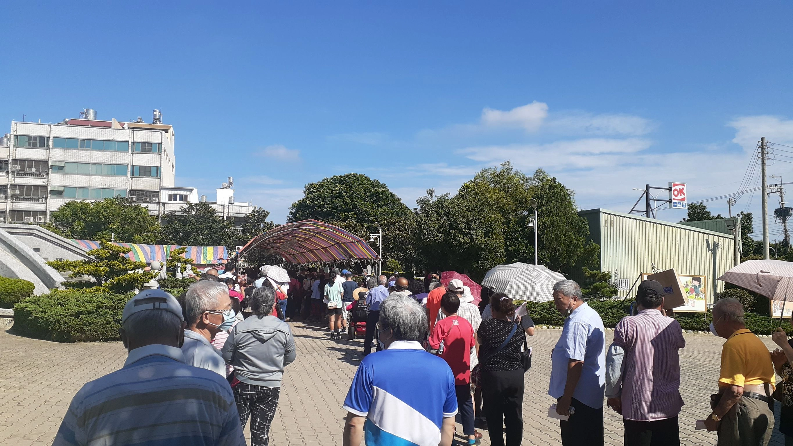 6月22日,慈濟臺中清水靜思堂外,民眾等候疫苗施打情形。