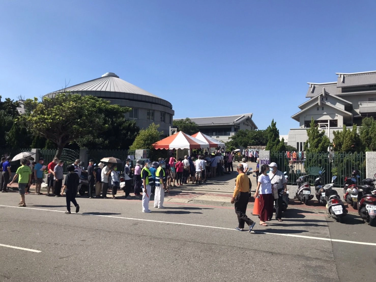 6月22日,慈濟臺中清水靜思堂外,民眾等候疫苗施打情形。