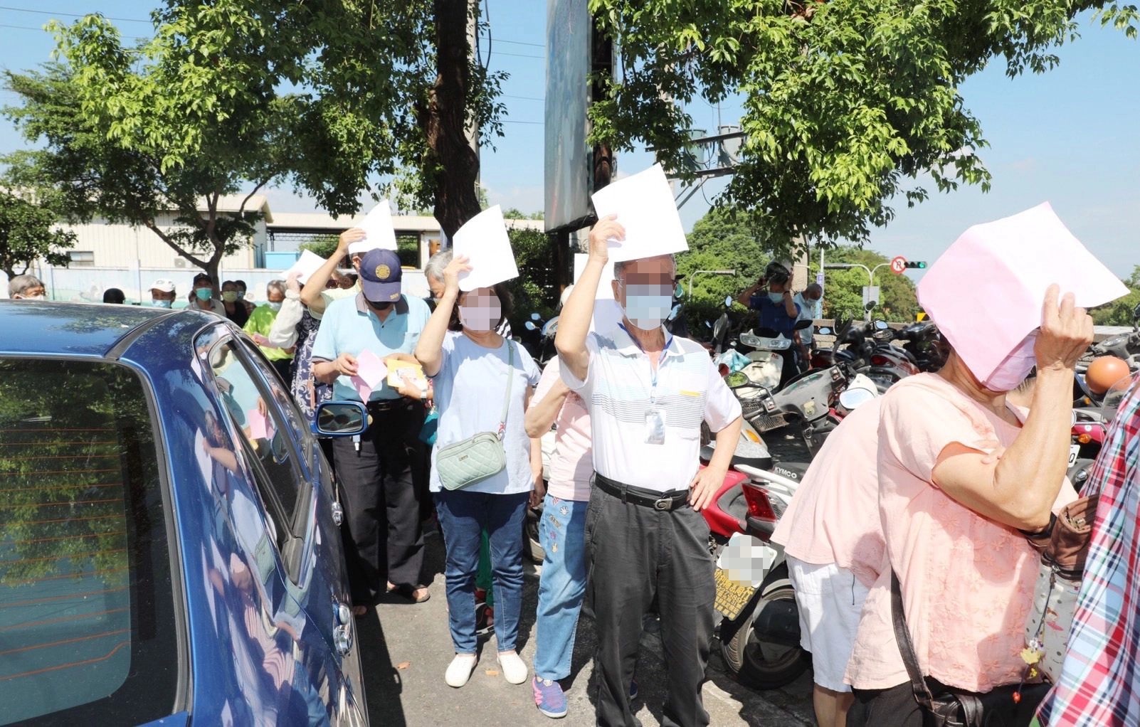 6月22日,慈濟臺中沙鹿聯絡處外,民眾等候疫苗施打情形。