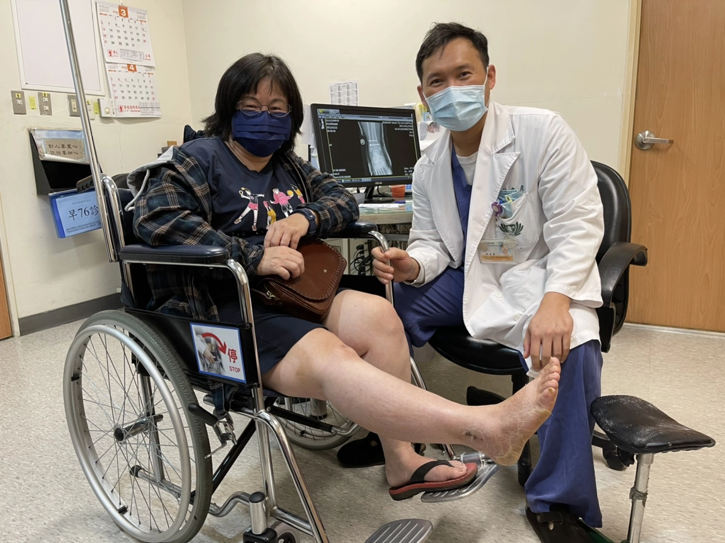 大林慈濟醫院林文彥醫師(圖右)建議,輕微扭傷自己冰敷則會改善,但較嚴重時出現韌帶斷裂、關節移動時會劇痛、有骨折現象,須趕緊尋找專業醫師處理,千萬別錯失最佳治療時機。