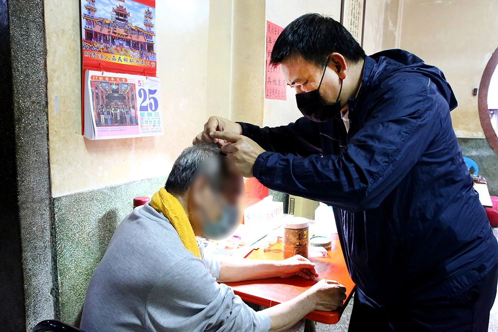 大林慈濟醫院中醫師葉明憲看診照。