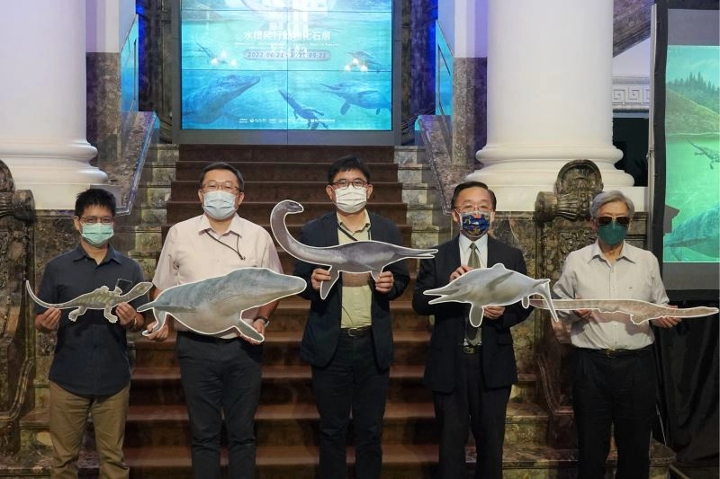 「水怪展」開幕式貴賓合影(左2國立自然科學博物館科學發展傳播中心研發長張鈞翔、左3文化部主任秘書陳登欽、右2國立臺灣博物館館長洪世佑)