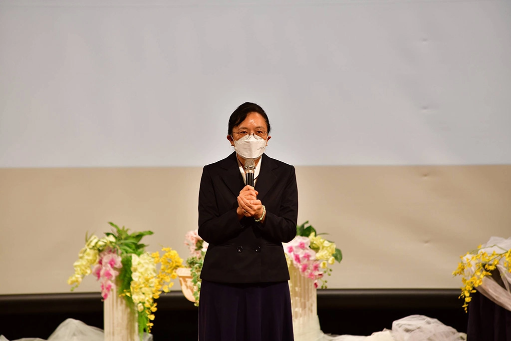 謝穎慧老師「用生命陪伴生命」,劉怡均校長在穎慧老師臨終前親自頒發慈濟大學感恩狀,感恩老師對教育,對偏鄉部落學童的積極付出,和悉心奉獻。