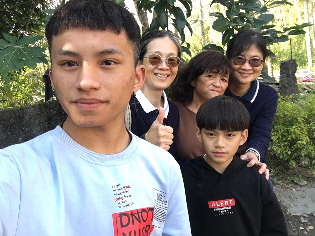 謝穎慧老師與陳畹蘭主任一起到佳民家訪,左一為余承緯。
