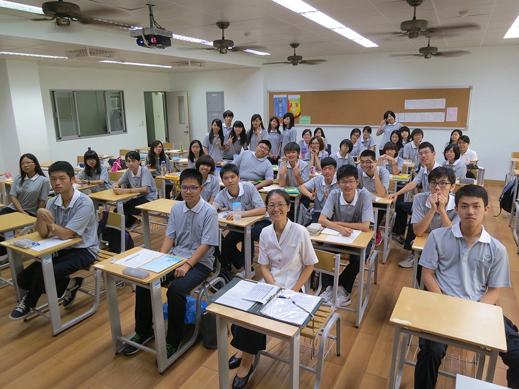 謝穎慧老師為人善良、充滿愛心,為了照顧學生,她可以化身成為看護為跨年夜獨自住院的同學導尿,或是煮補湯給車禍受傷的學生加快復原,甚或成為情緒不穩的學生傾訴的窗口,幫忙調和家庭問題等,是學生口中的「人發心媽媽」。