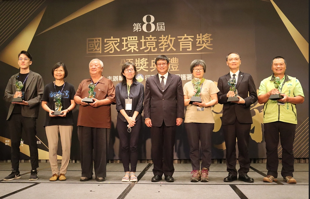 環保署長張子敬(右四)親自出席,一一頒獎給獲獎者及單位表達肯定及勉勵。