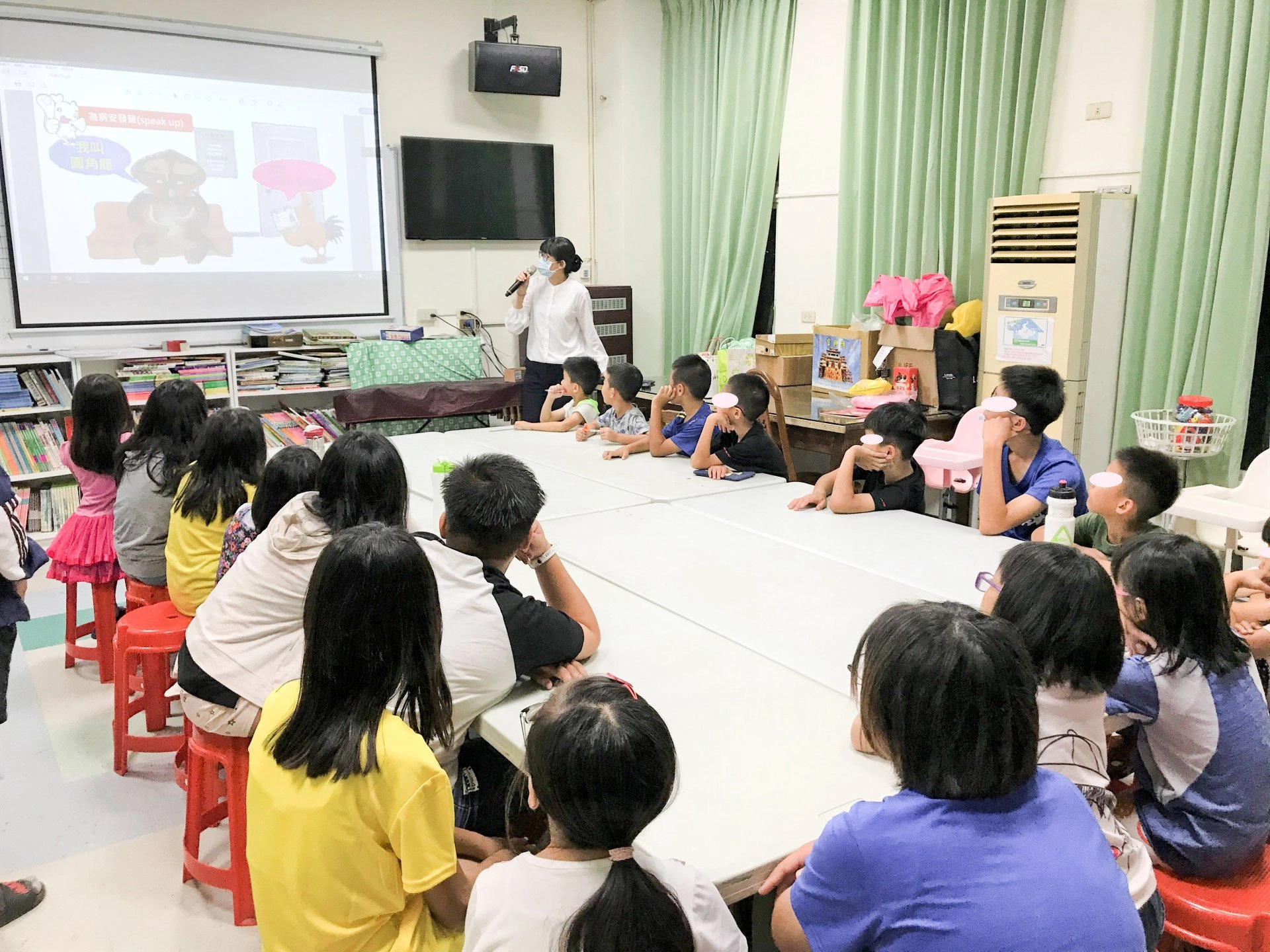 大林慈濟醫院社工師走入社區,圖為至育幼院舉辦病人安全週響應活動,以繪本宣導,隨著主角恐龍的故事,讓孩童學習就醫時可以怎麼做。