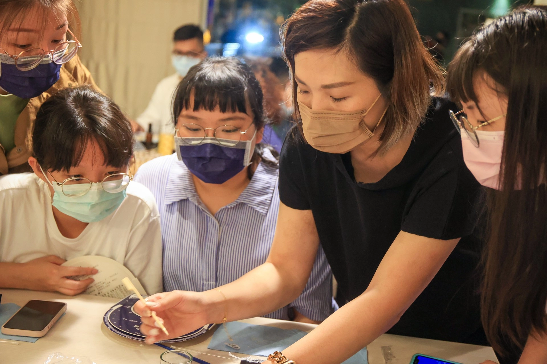 潘顥云老師指導星空皂製作