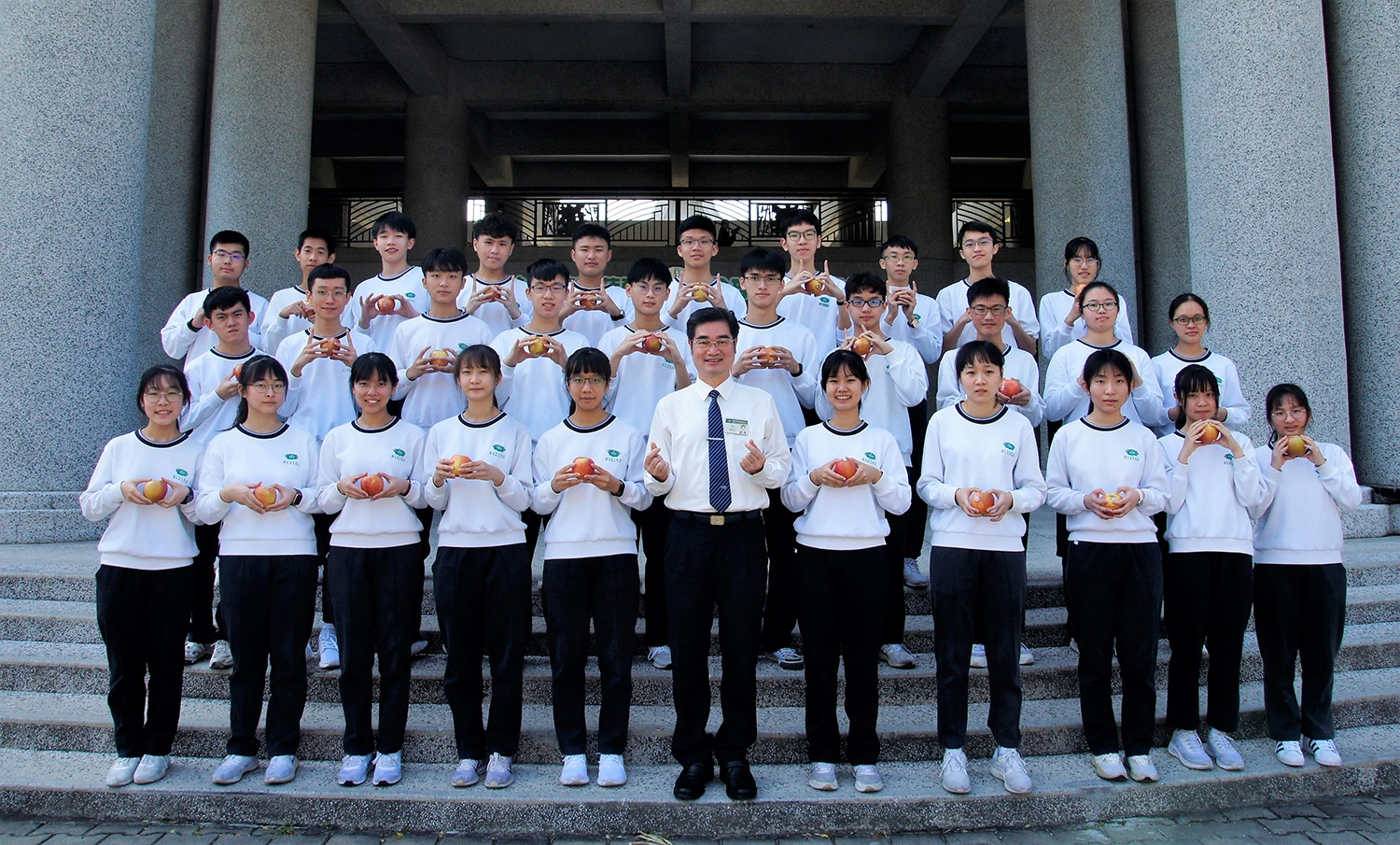 臺南慈濟高中111學測再創佳績,四科4種組合50級分以上共70人次,單科滿級分27人次。