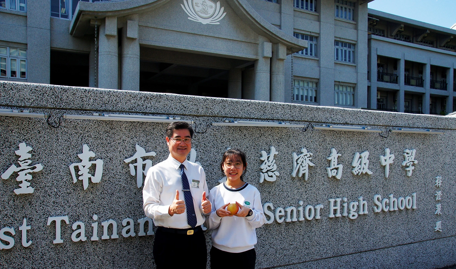 顏絜儀同學自臺南慈小畢業時就榮獲「師公上人獎」,品學兼優的她就讀慈濟體系12年。