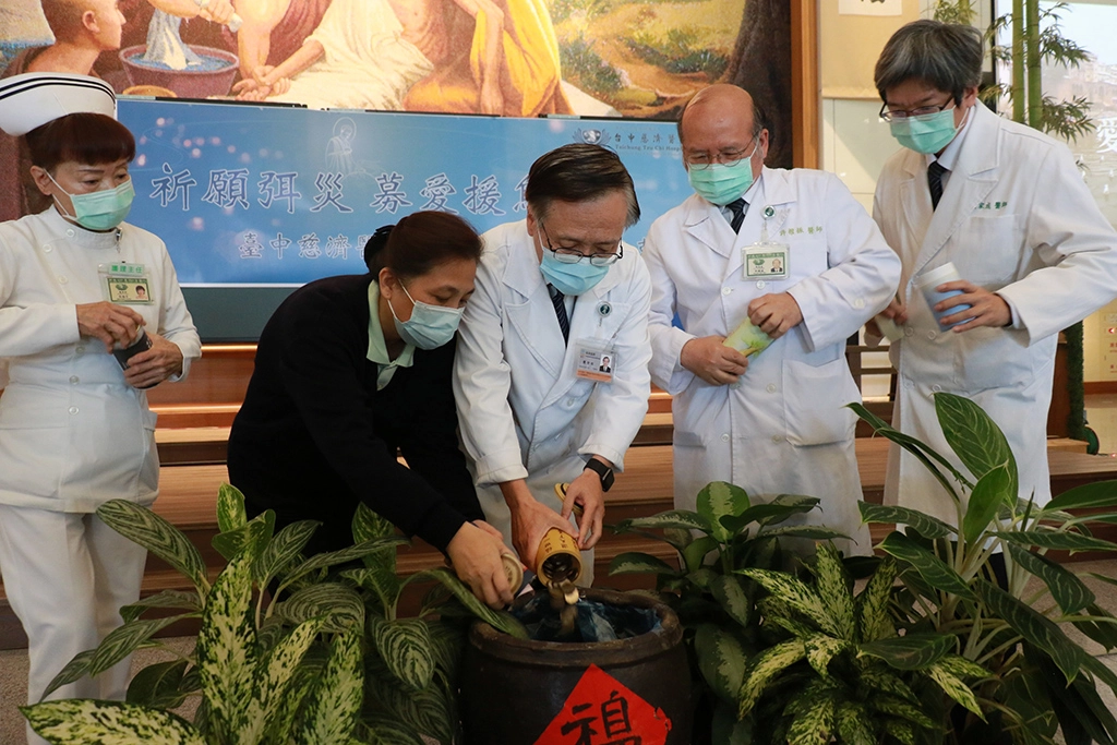 簡守信院長帶領院長室主管一同捐獻愛心竹筒。(左起:護理部主任張梅芳、莊淑婷副院長、簡守信院長、許權振副院長、影像醫學部主任劉家成)