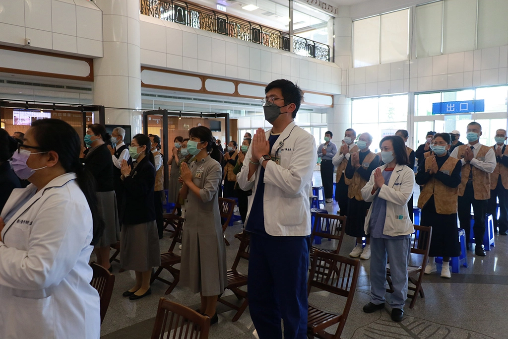 復健科物理治療股長陳義豪,看到烏克蘭人民因為戰火流離失所相當不捨,早早帶著自己的愛心竹筒來到會場希望能盡棉薄之力。