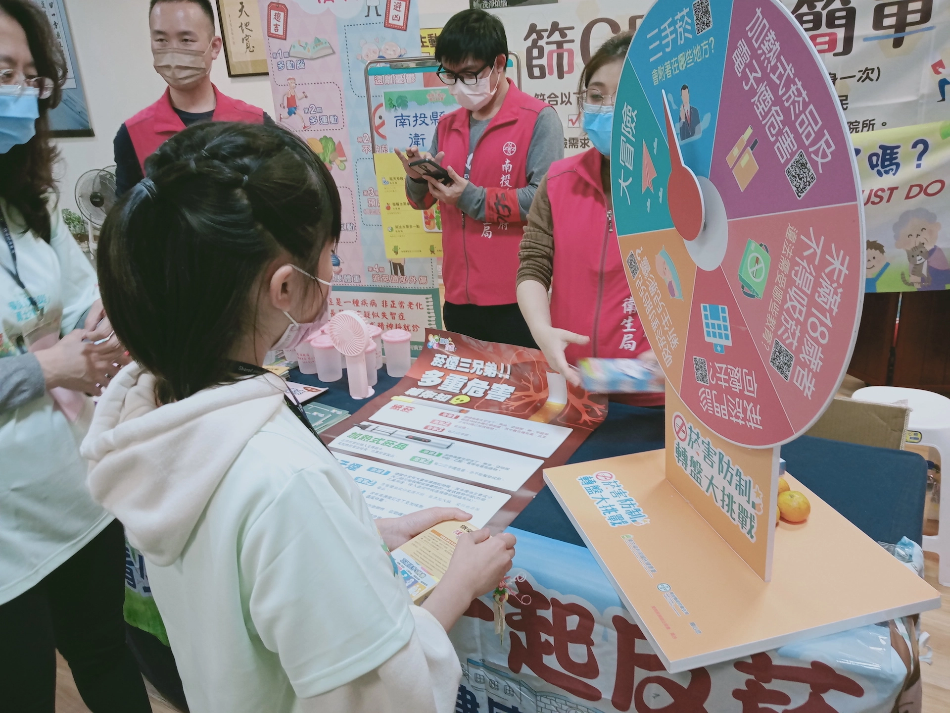 場外有針對學童設計的環保、防災、防疫、兒少保護等嘉年華攤位宣導,學生賽後參加衛生局的菸害防治闖關活動。