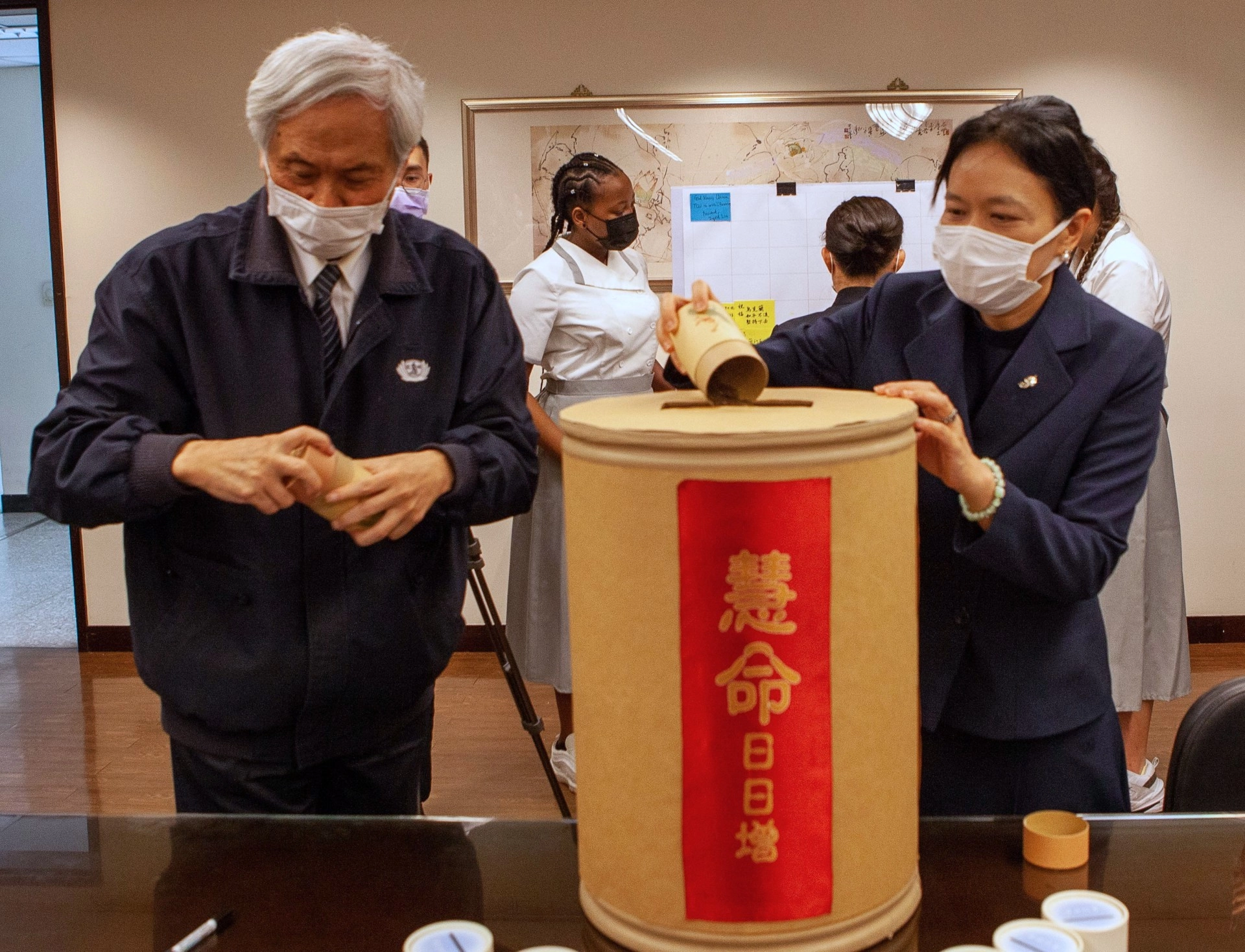 慈濟大學響應慈濟基金會行動,舉辦「慈濟愛心無國界 計畫馳援烏克蘭」,慈濟教育志業王本榮執行長(左)與慈濟大學劉怡均校長(右)共同募心募愛馳援烏克蘭。