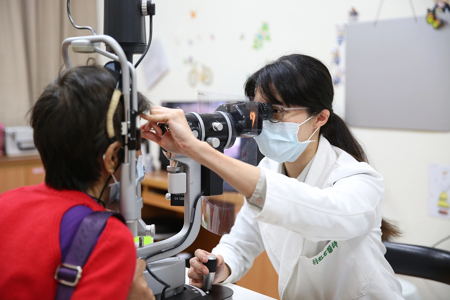 面對不可逆的疾病,預防遠勝於治療,林虹君醫師建議年紀40歲以上、或近視500度以上的民眾,可以定期做檢測,及早發現問題。