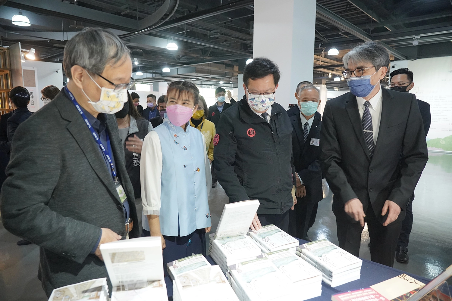 作家小野向鄭文燦市長介紹新書。