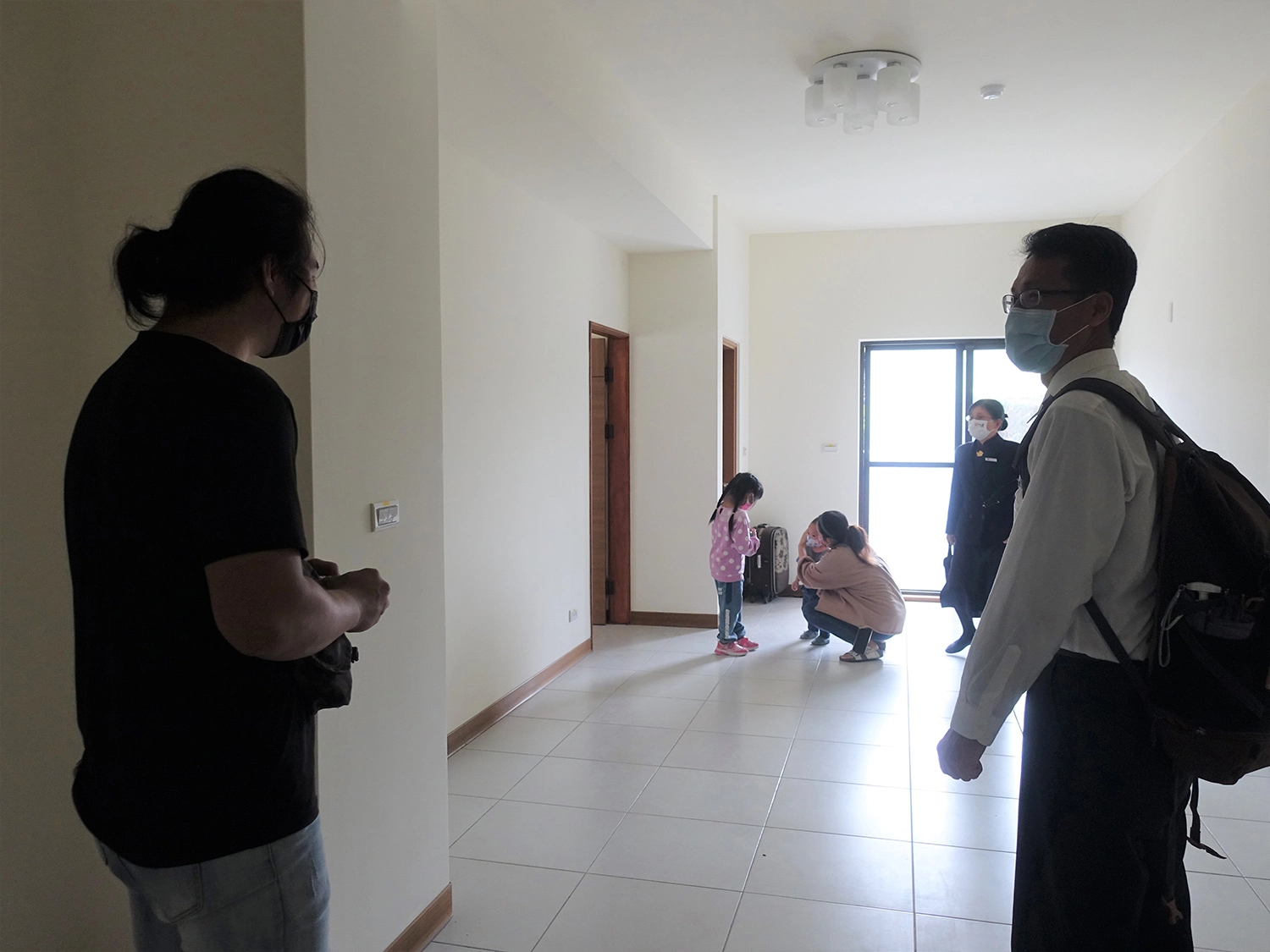 3月6日落成捐贈典禮前,慈濟同仁關心住戶需求。(攝影:陳誼謙)