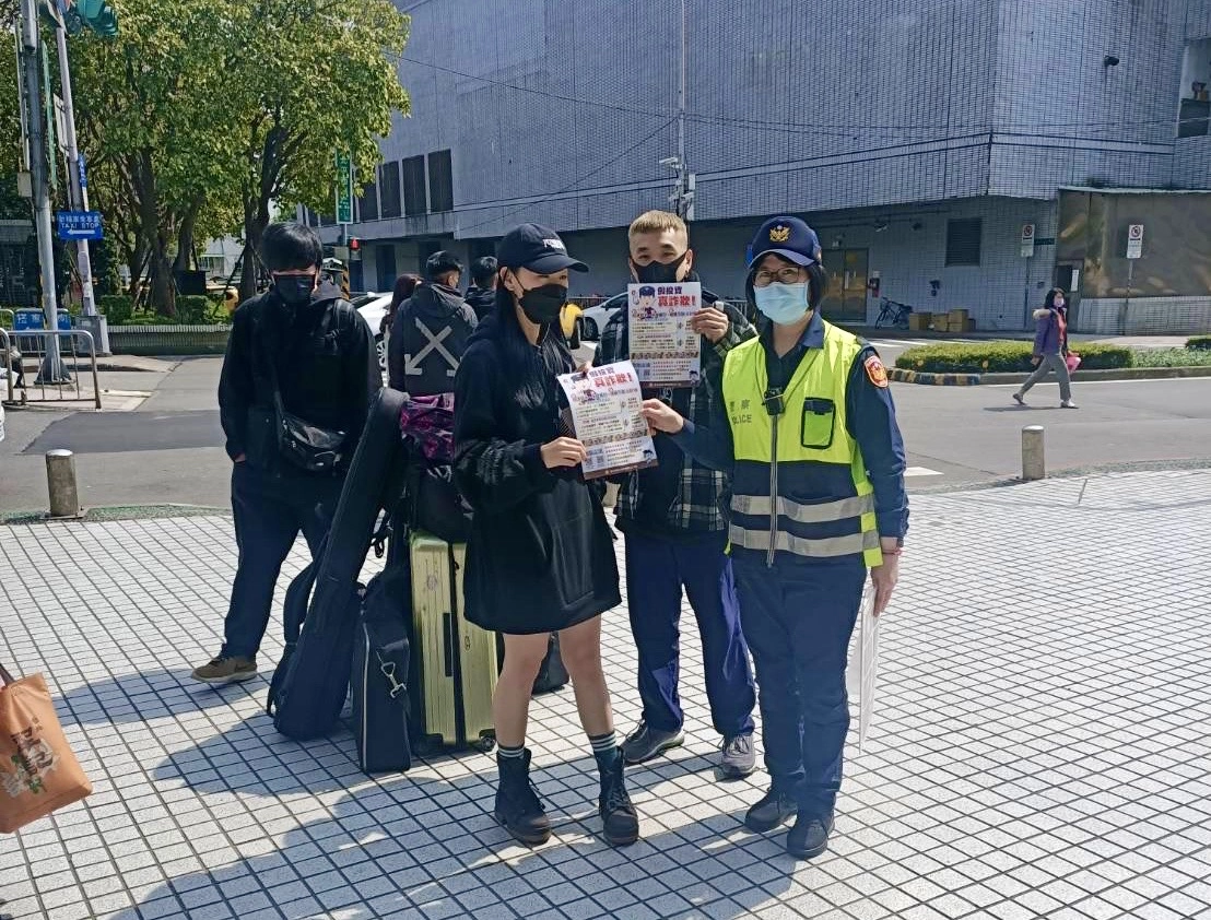保大機動派出所於西門町徒步巡邏,宣導民眾防疫及反詐騙。