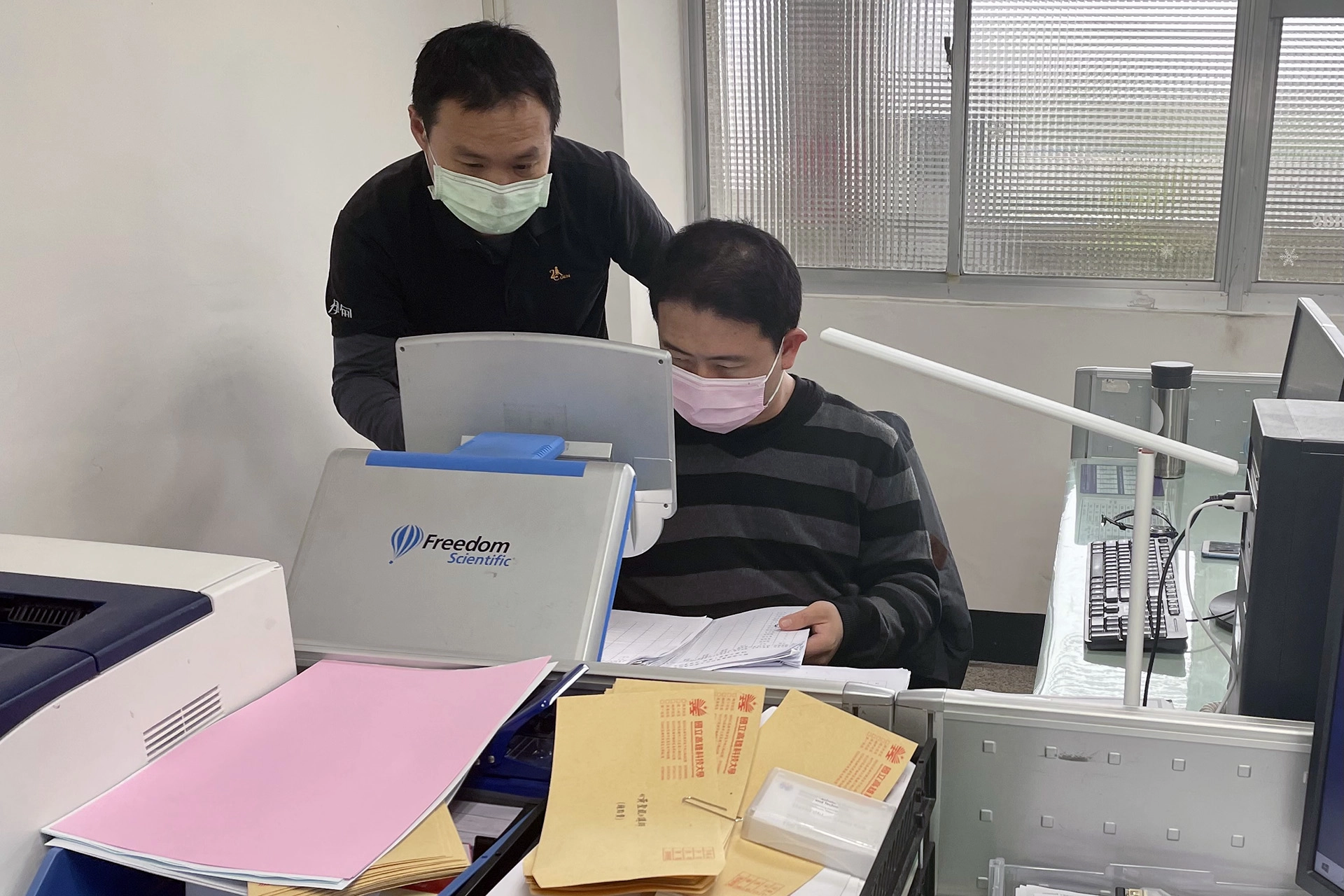 把資料放在下方,擴視機螢幕能將字體放大,方便閱讀