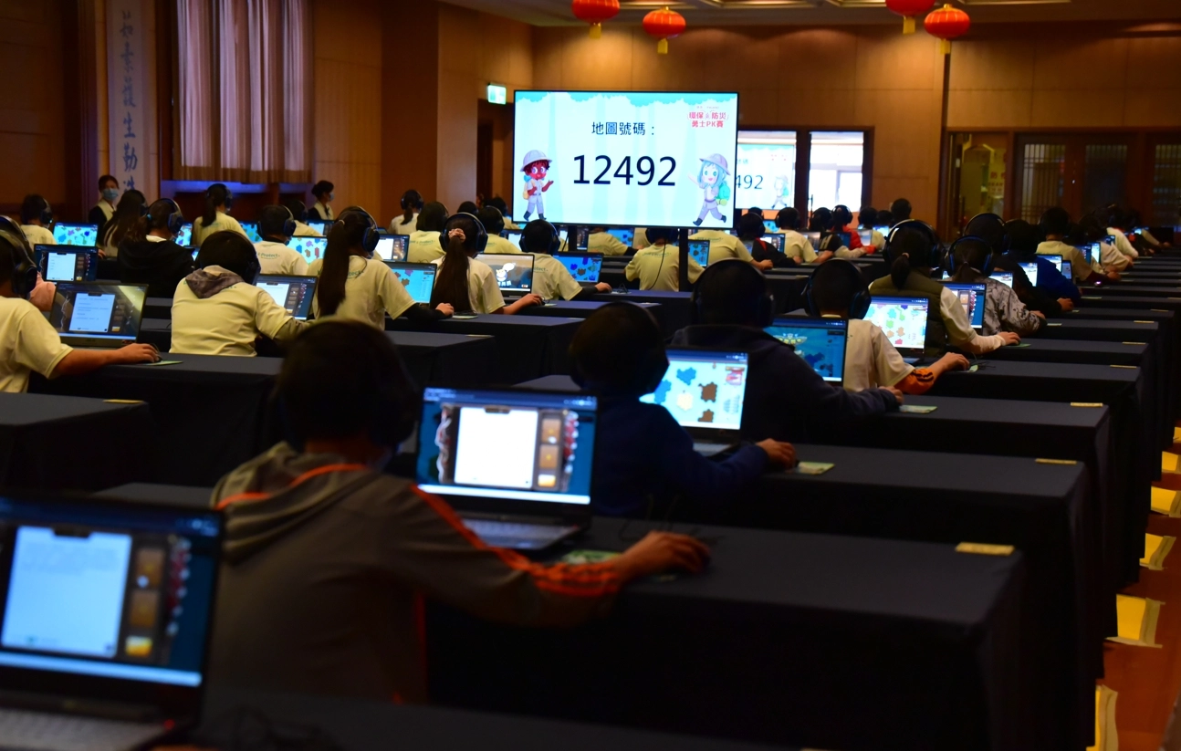 結合環保與防災的議題,透過PaGamO系統的遊戲競賽方式,讓學童快樂學習。