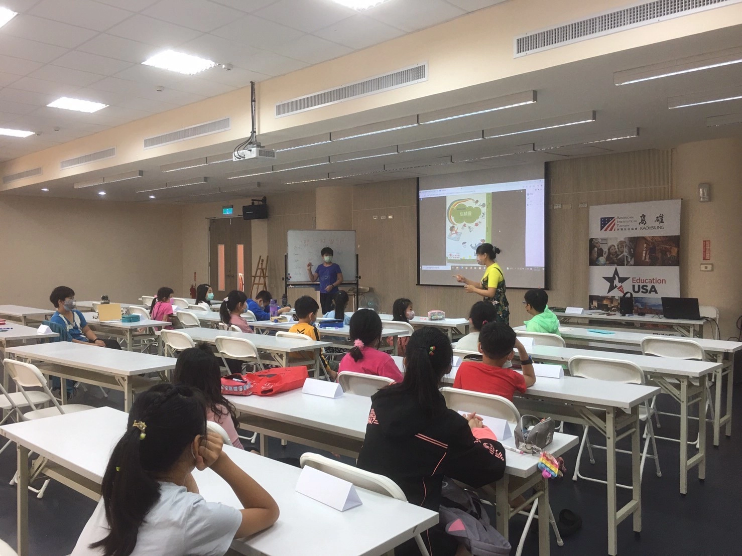 高市圖小蜻蜓讀書會結合「印刷.字造」展覽內容讓小朋友玩中英文字遊戲